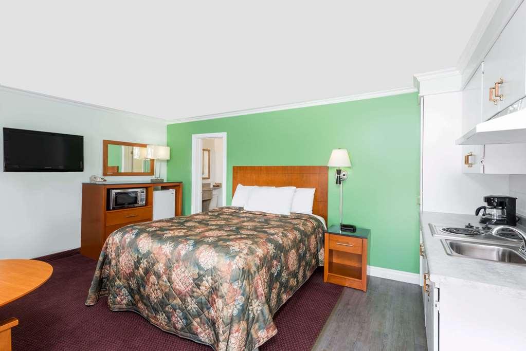 Knights Inn Arnprior Room photo