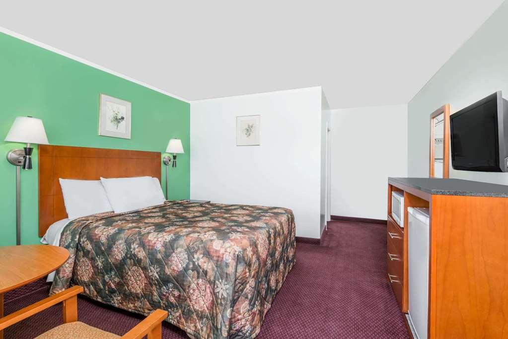 Knights Inn Arnprior Room photo