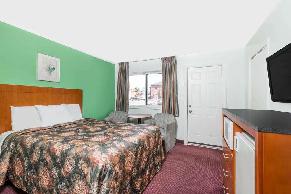 Knights Inn Arnprior Room photo